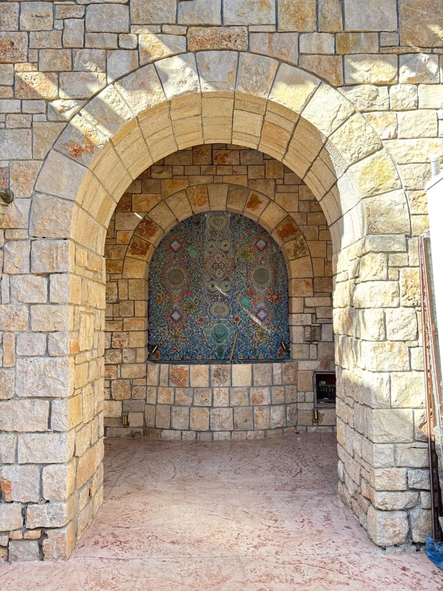 כניסה בקשת אבן במשמר איילון, עבודה של אבן לקט
