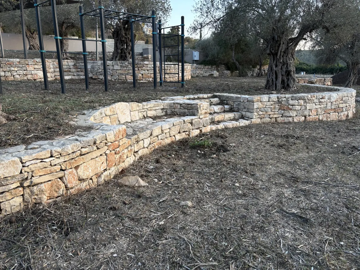 קיר אבן עגול בחורשת זיתים